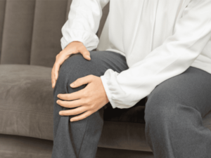 膝が痛む人の画像